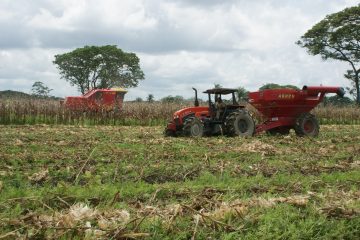 Feld mit einem Traktor